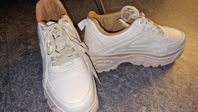beige sneakera