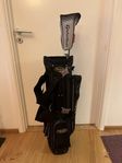 Golfset med bag, driver och putter.