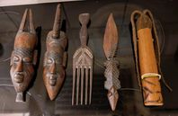 Afrikanska inredningsdetaljer/skulpturer från Afrika
