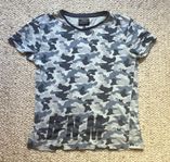 Snygg T-shirt med kamouflage mönster stl 158/164
