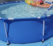 Bestway pool med robot dammsugare 