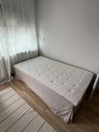 120 säng med madrass (tistedal) och sängkappa från IKEA