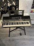 Keyboard/elpiano med stativ och pedal