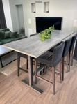Högt matbord med 6 barstolar i trä och sammet