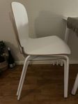 två vita stolar från Ikea 