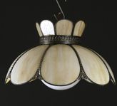 vit/beige taklampa i tiffanystil