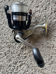 Haspelrulle Daiwa Strikeforce 2500-B med påspolad nylonlina