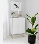 Skåp Vouge i vit / mässing från DECOTIQUE. I nyskick.