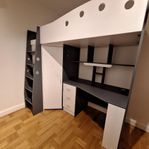 Våningssäng 90×200 (inbyggt skrivbord och garderob)