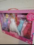Barbie set med Barbie kläder och skor