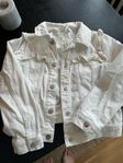 Vit jeansjacka i storlek 122