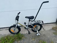 Barncykel med stödhjul och cykelstång 