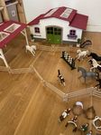 Schleich stall med tillbehör