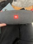 en JBl xtreme 2 högtalare bra bas o ljud 
