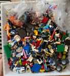 Drygt 16,5 kg lego med 97 minifigurer