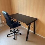 Skrivbord i svart glas + kontorsstol från IKEA!