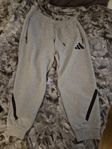 Adidas ZNE mjukisbyxor strl XXL