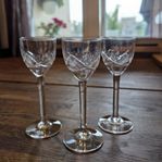 3 st äldre kristallglas, 2 cl på fot likn. Helga-slipning