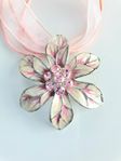 Rosa halsband med blingbling blomma 200kr Nytt