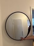Svart, rund spegel i fint skick