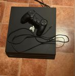 PS4 på 1 TB + originalhandkontroll, laddkabel och strömkab
