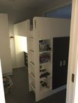 Loftsäng med skrivbord och garderob (Stuva)