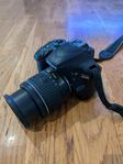 Nikon D3400 DSLR medföljer laddare