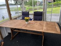 Trädgårdsbord och udda stolar