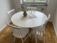 Runt vitt matbord med pinnstolar