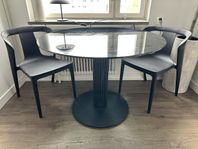 Runt glasbord med metall fot plus två stolar 