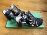 Blue Leather Strappy Sandals, 500 SEK