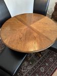 Matrumsbord med 4 Stolar och matta