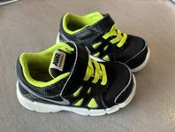 Nike revolution 2 strl 23,5