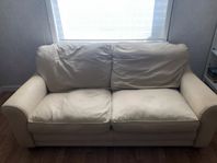Beige tvåsitssoffa