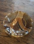 Glasfat i bärnstensfärg, 15 cm i diameter