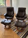 2 skinnfåtöljer ”stressless” + fotpallar