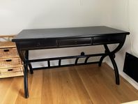 svart skrivbord med 3 lådor