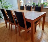 Fint köksbord i ek med sex stolar