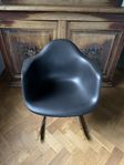 Eames RE Plastic Armchair RAR gungstol - svart - Vitra
