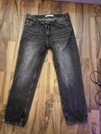 gråa straight leg jeans