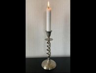 Stilfull ljusstake med tvinnad fot
