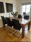 Stort matsalsbord i valnöt