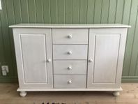 skänk /skåp / byrå med porslinskoppar. Shabby chic vit m