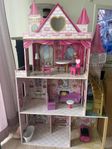 Barbie hus inkl lite möbler och bil