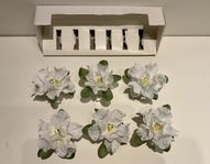 Servettringar med vit tygblomma