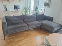 Mörkgrå sammetssoffa