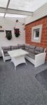 Vit lounge /hörnsoffa med bord