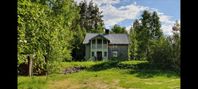 Villa med sjöutsikt i naturen, nära till allt.