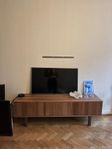Smart TV med väggfäste