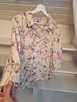 Blommig blus